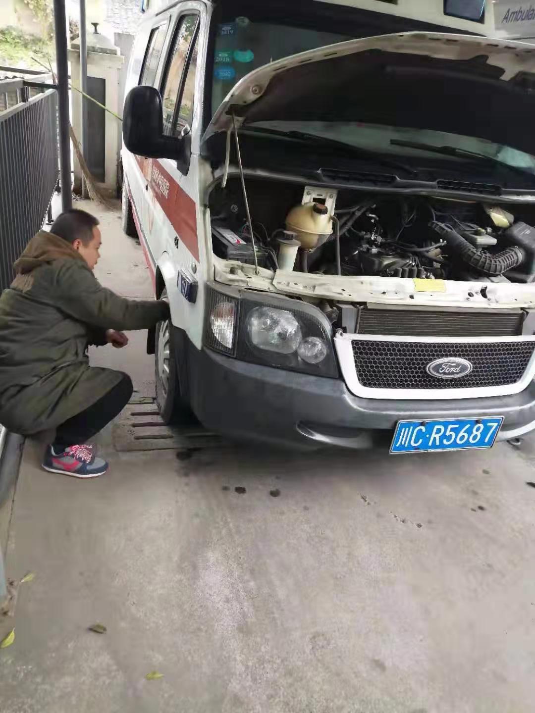 檢查救護(hù)車車況